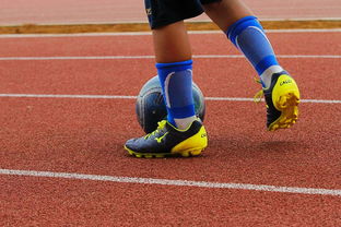 球队是否更倾向利用定位球制造边路进攻机会，球队是否更倾向利用定位球制造边路进攻机会